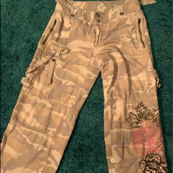 VENUS Camo Capri Pants Size 8 - Picture 1 of 10